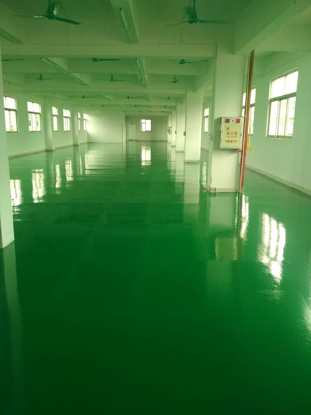 環(huán)氧樹(shù)脂滾涂地板